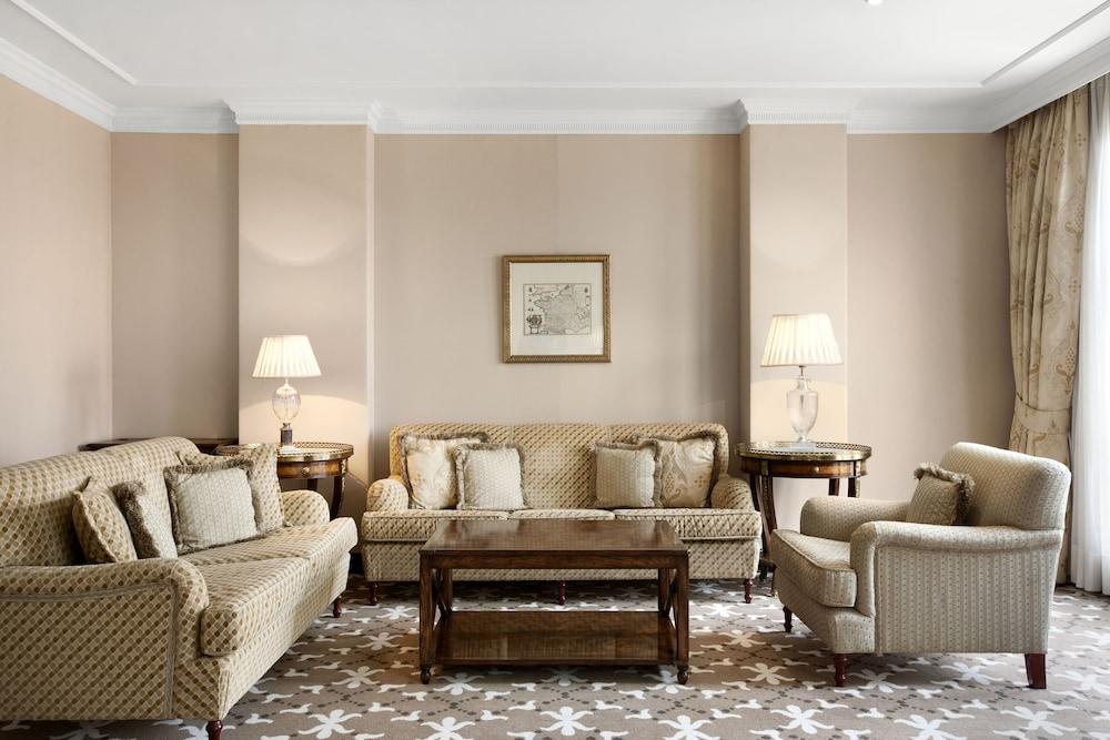 فندق يوروستارز بالاسيو بوينافيستا توليدو المظهر الخارجي الصورة A living room in a suite at the Four Seasons Hotel, London